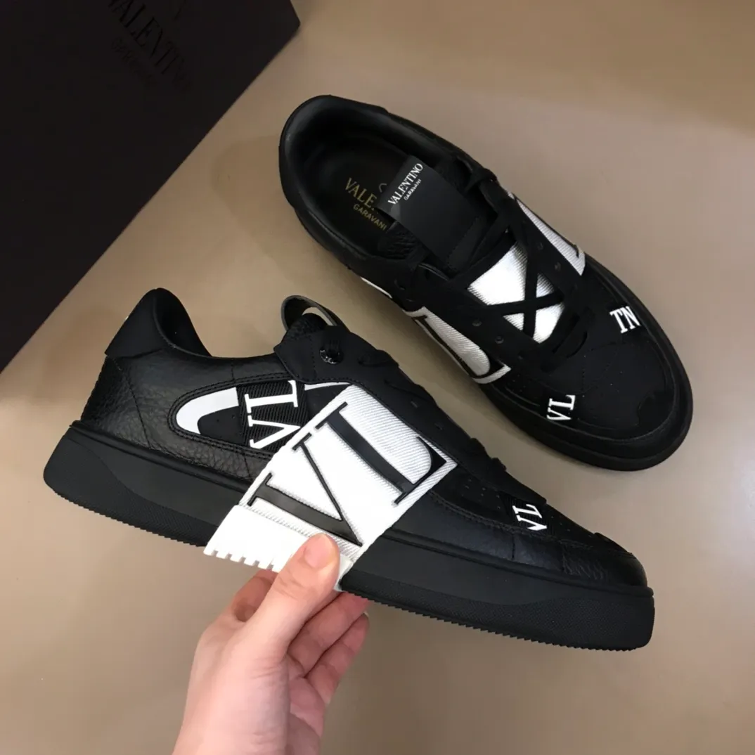p440 "Valentin*" new spring and summer calfskin lace-up sneakers. No man should be able to refuse these shoes. The classic color scheme is so handsome! Purchase a high-precision replica of the original version to instantly sell off the market currency! 6 VLTN logo rubber effect straps - Valentino Garavani Logo printed on the back and tongue, all materials are customized to ensure quality! Size: 38-44